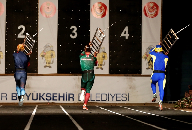 İtfaiyecilerin nefes kesen tırmanışı