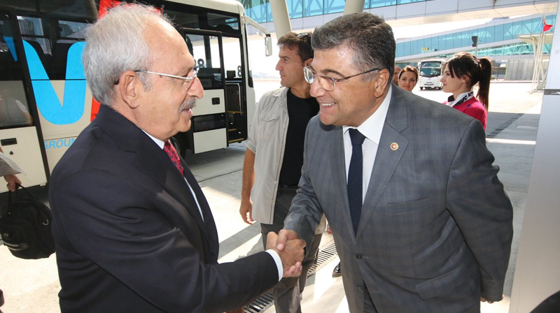 Kılıçdaroğlu asmadan üzüm kesti