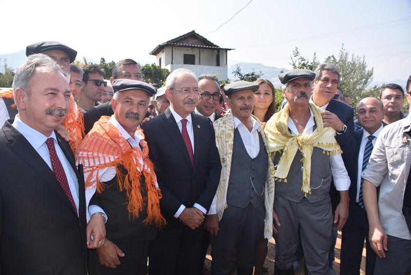 Kılıçdaroğlu asmadan üzüm kesti