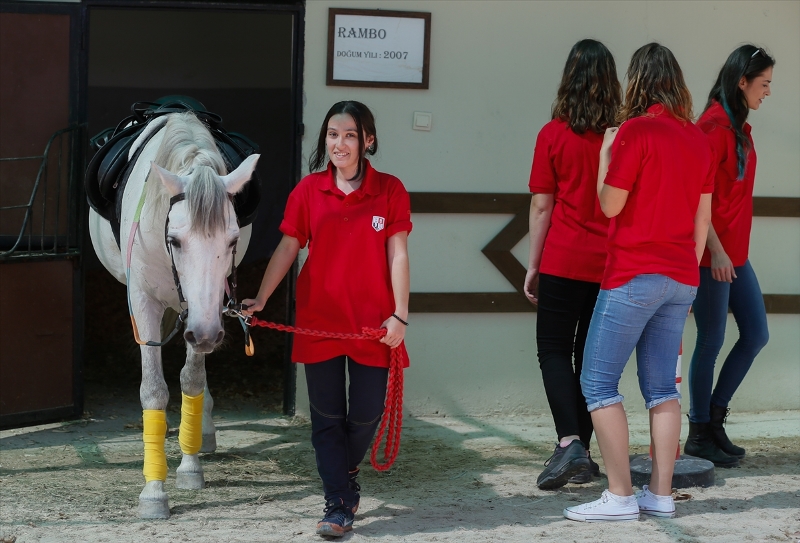 İzmir'de kadın seyisler ezber bozuyor