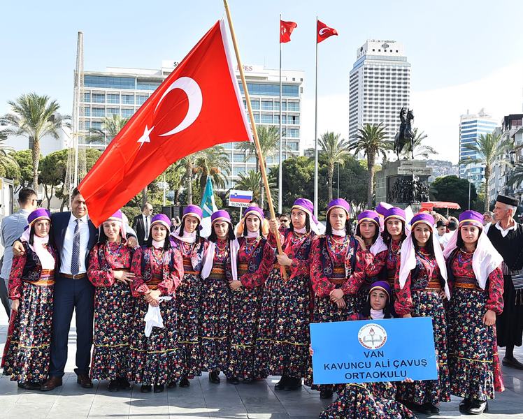 İzmir'de 'Barış ve Dostluk' Festivali başladı