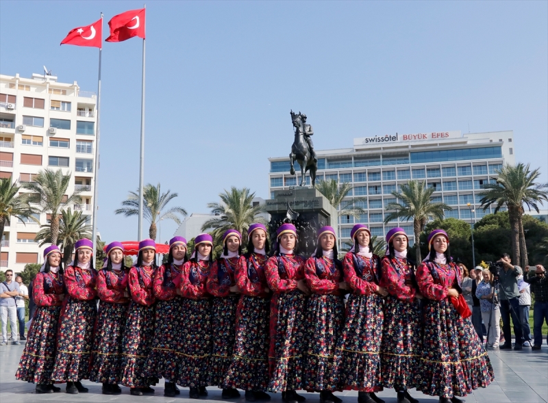 İzmir'de 'Barış ve Dostluk' Festivali başladı