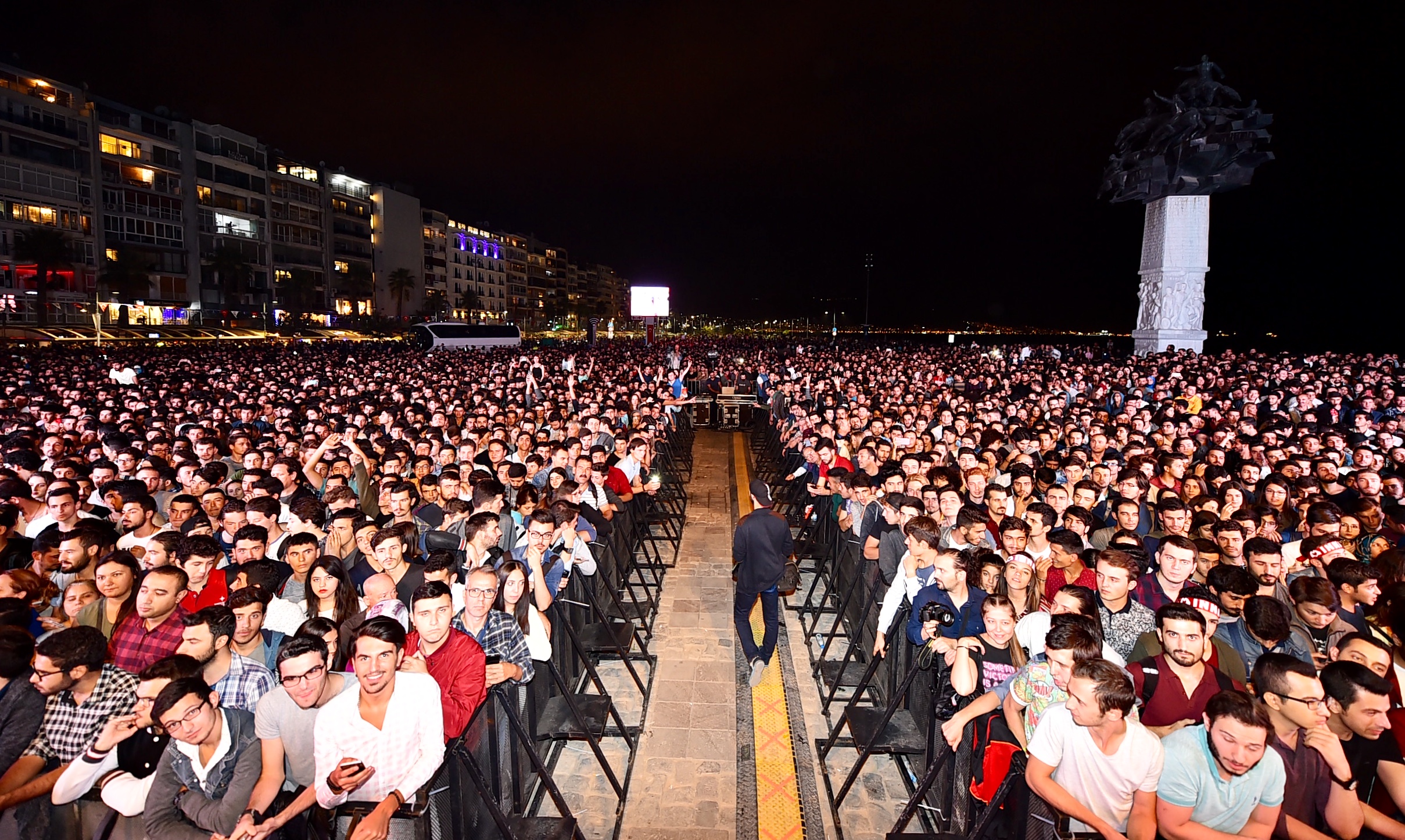 İzmir'den bir dünya yıldızı geçti
