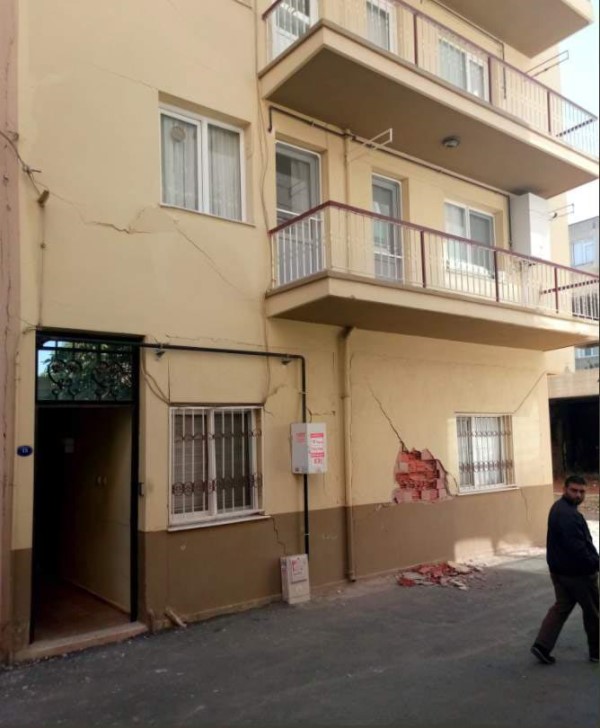 Çiğli'de korkutan göçük!