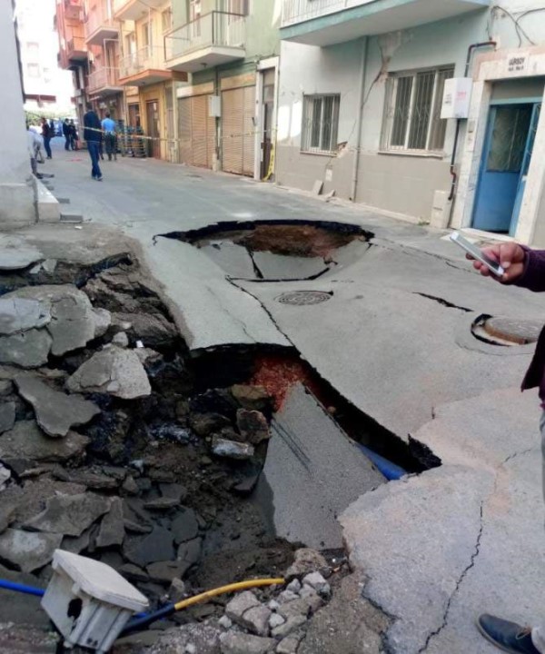 Çiğli'de korkutan göçük!