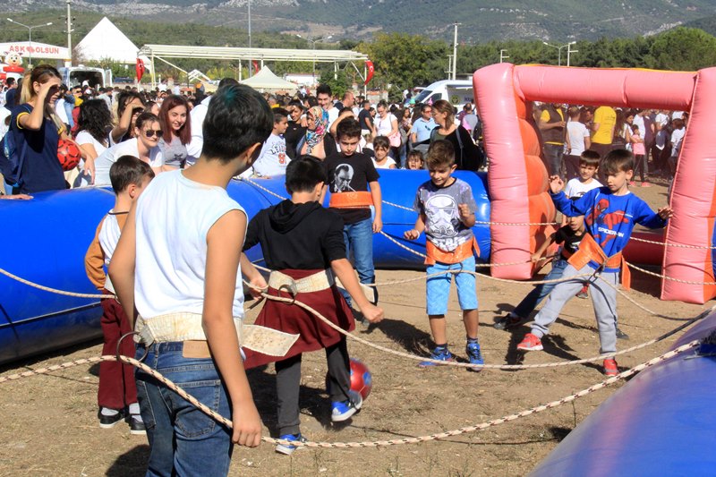 Buca'dan 'renkli' kareler