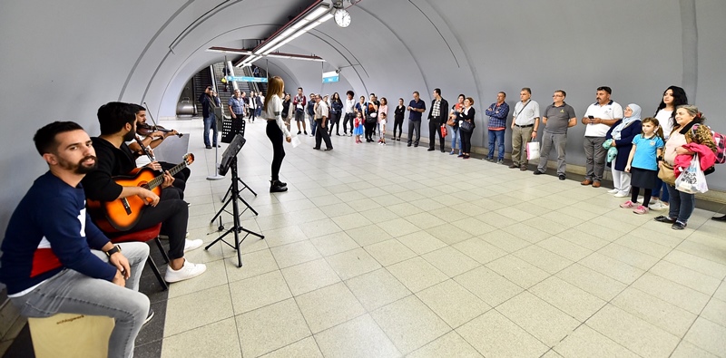 İzmirlilere Metro ve İZBAN'da küçük sürprizler