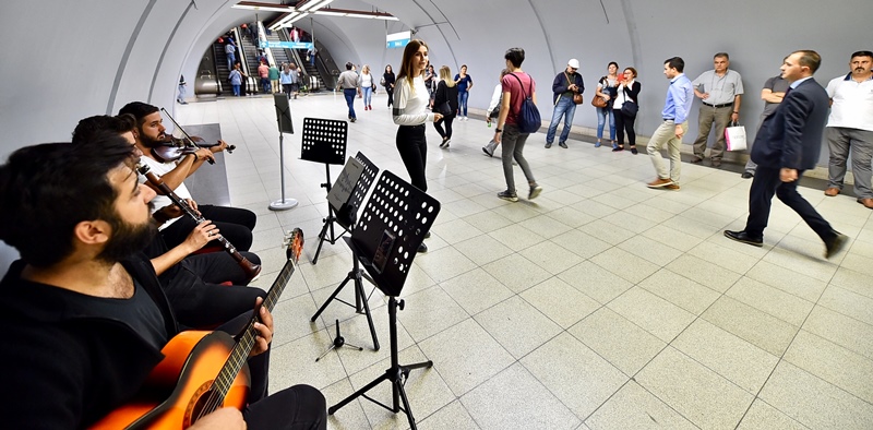 İzmirlilere Metro ve İZBAN'da küçük sürprizler