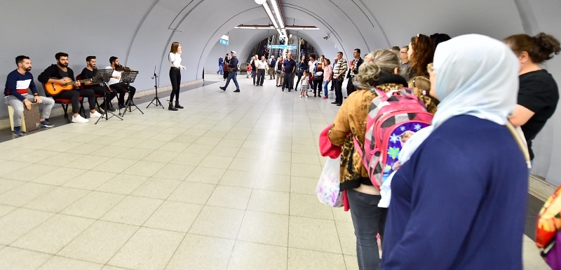 İzmirlilere Metro ve İZBAN'da küçük sürprizler