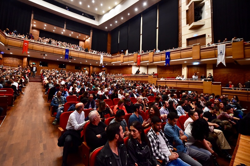Efsane İzmir'de sahnede