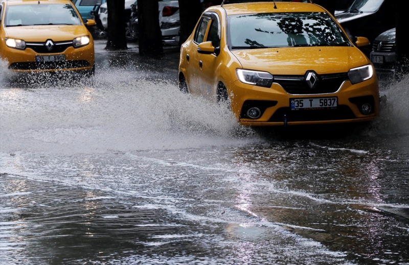 İzmir'de sağanak etkili oldu