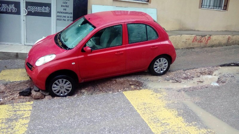 İzmir'de sağanak etkili oldu