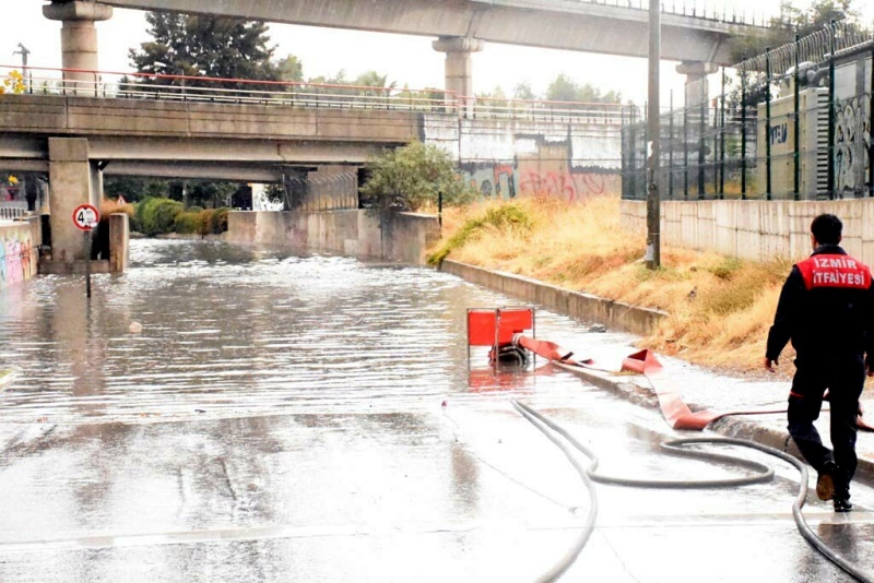 İzmir'de sağanak etkili oldu