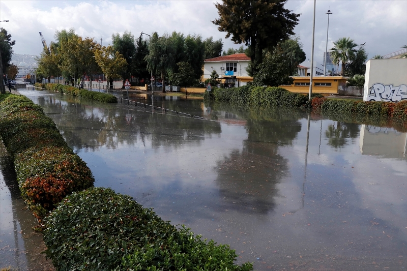 İzmir'de sağanak etkili oldu