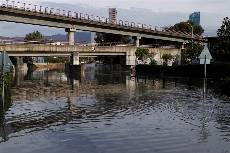 İzmir'de sağanak etkili oldu