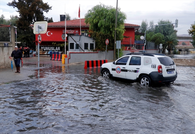 İzmir'de sağanak etkili oldu