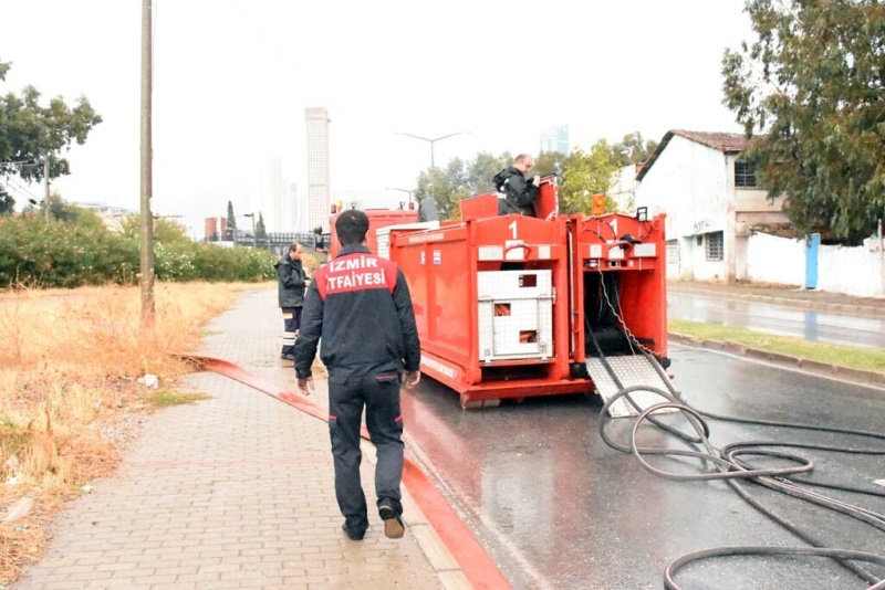 İzmir'de sağanak etkili oldu
