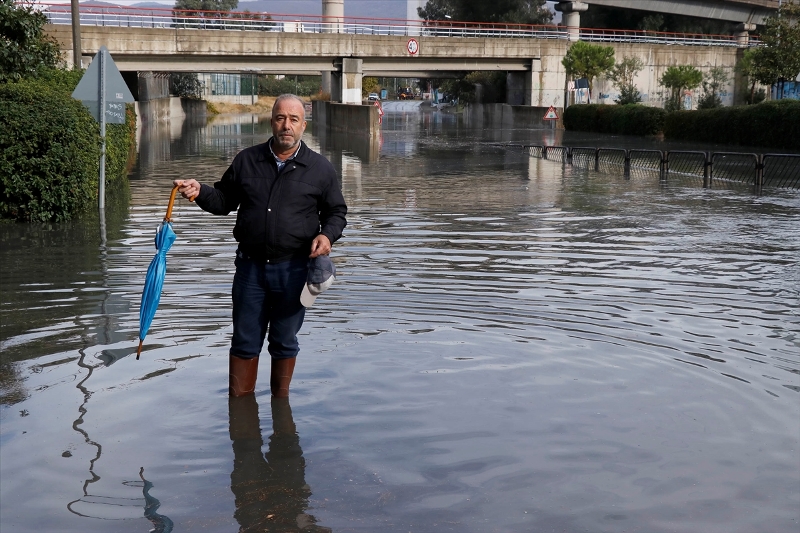İzmir'de sağanak etkili oldu