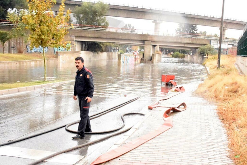 İzmir'de sağanak etkili oldu