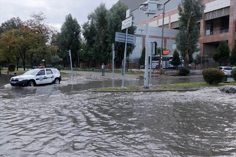 İzmir'de sağanak etkili oldu
