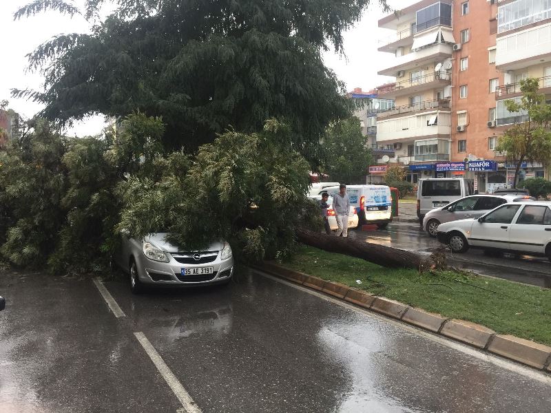 İzmir'de sağanak etkili oldu