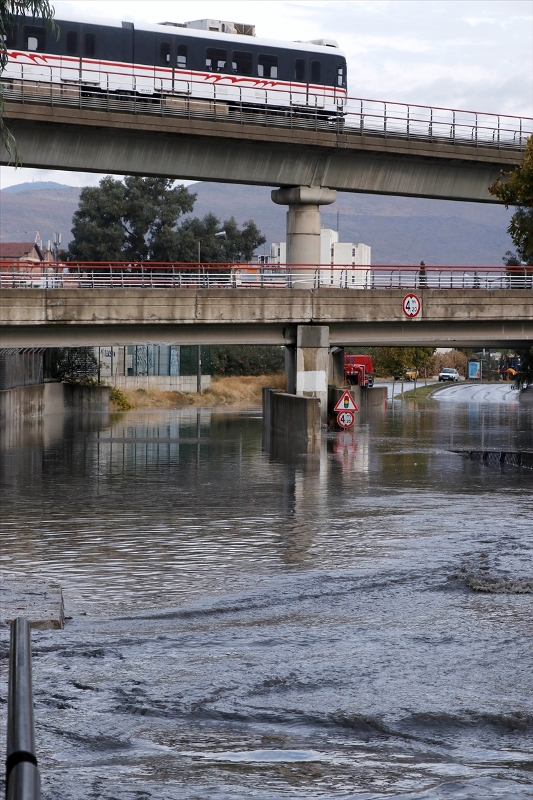 İzmir'de sağanak etkili oldu