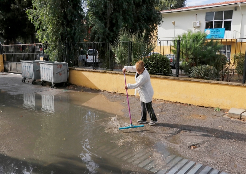 İzmir'de sağanak etkili oldu