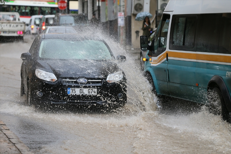 İzmir'de sağanak etkili oldu
