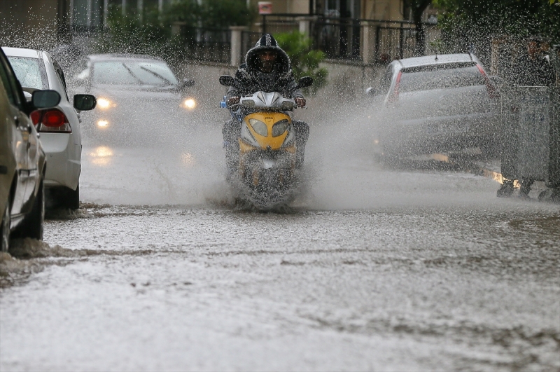 İzmir'de sağanak etkili oldu