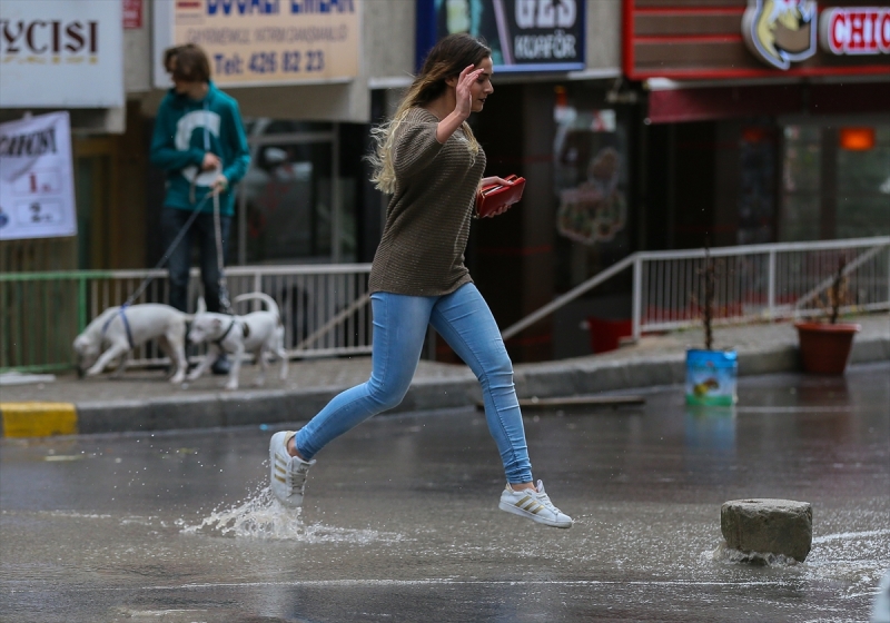 İzmir'de sağanak etkili oldu