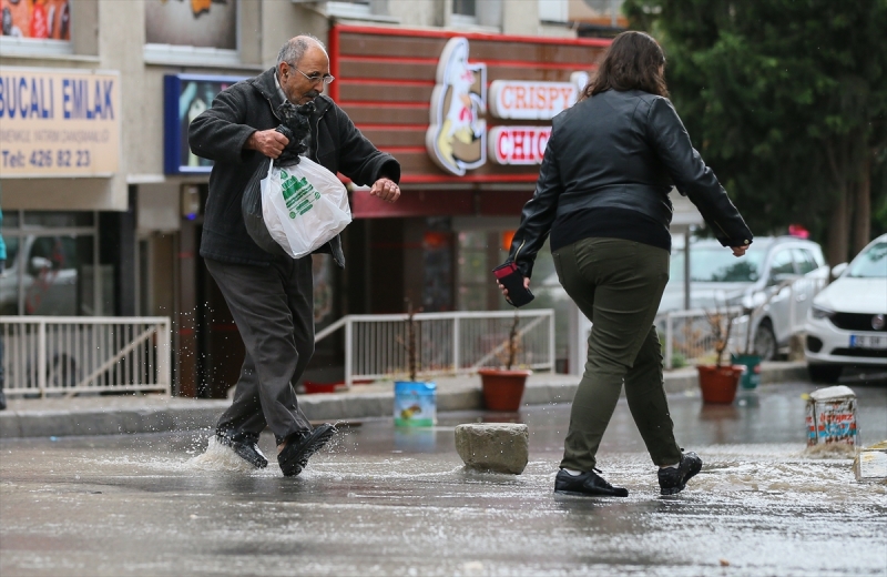 İzmir'de sağanak etkili oldu