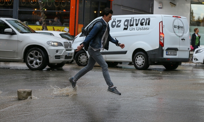 İzmir'de sağanak etkili oldu
