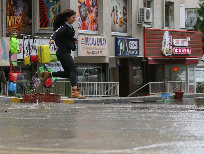 İzmir'de sağanak etkili oldu
