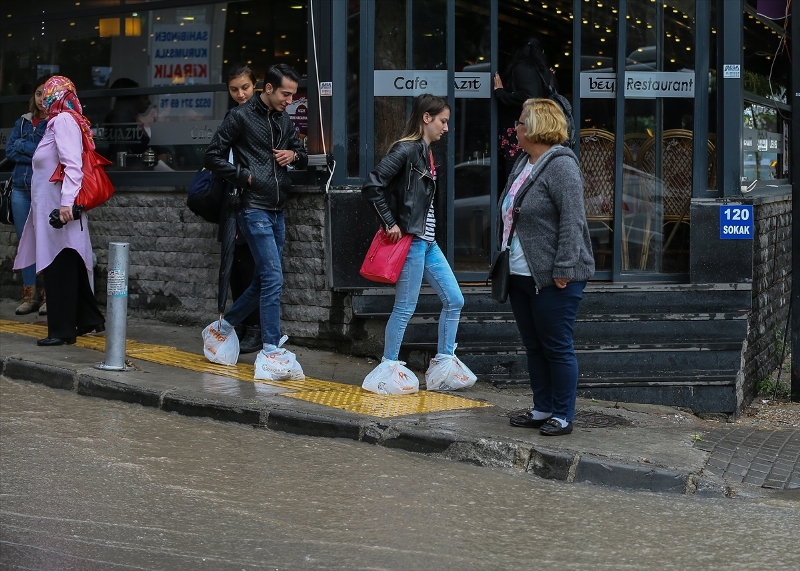 İzmir'de sağanak etkili oldu
