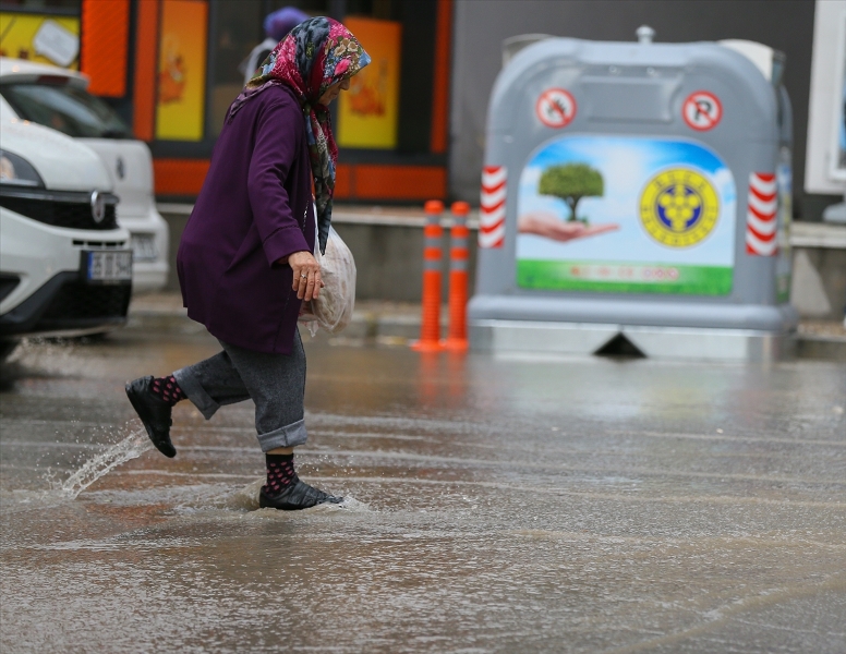 İzmir'de sağanak etkili oldu