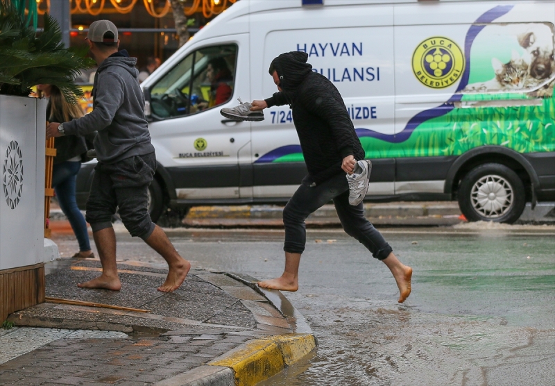 İzmir'de sağanak etkili oldu