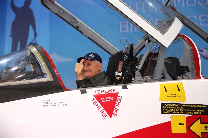 Yıldırım, Çiğli 2. Ana Jet Üs Komutanlığını ziyaret etti