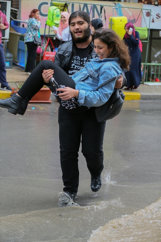 İzmir'de sağanak etkili oldu
