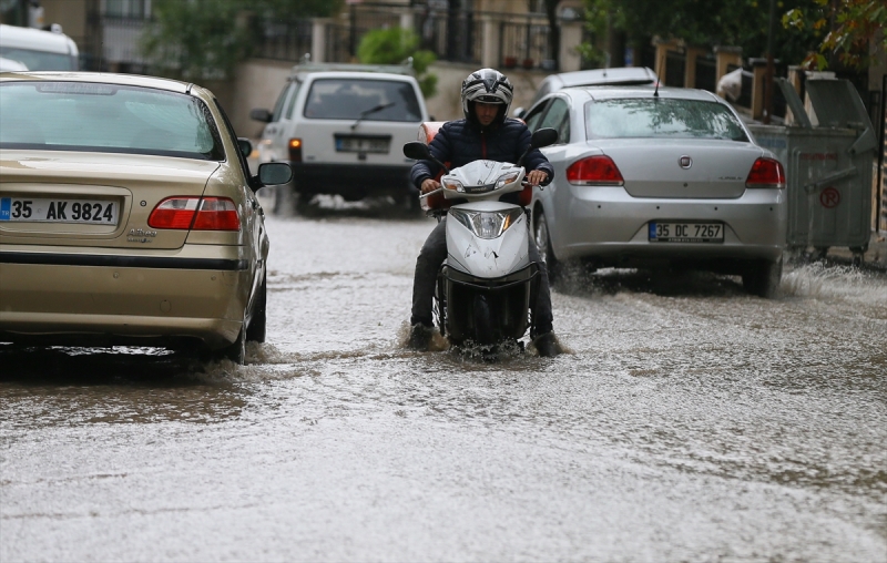 İzmir'de sağanak etkili oldu