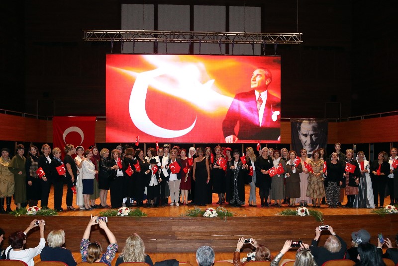 Cumhuriyetin öncü kadınlarına saygıyla