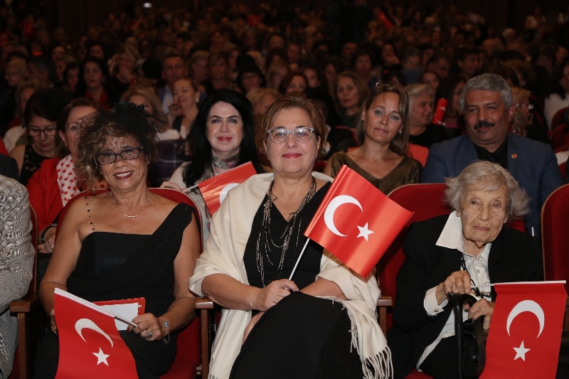 Cumhuriyetin öncü kadınlarına saygıyla
