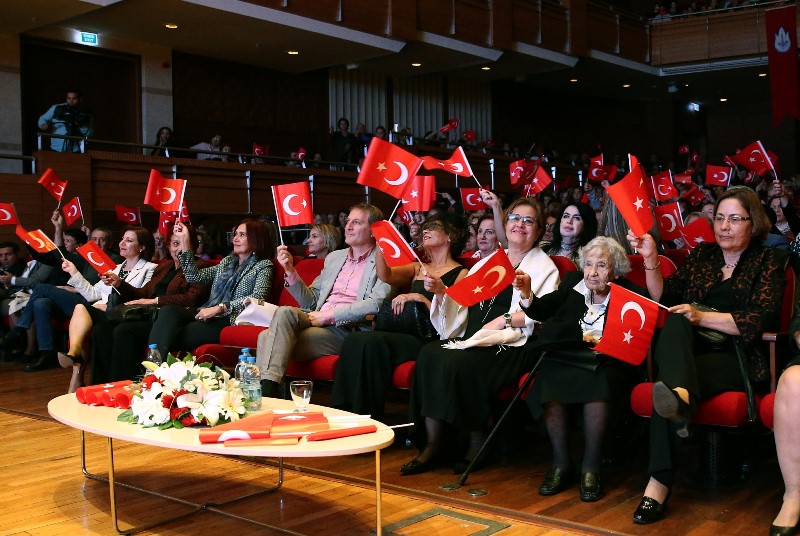 Cumhuriyetin öncü kadınlarına saygıyla