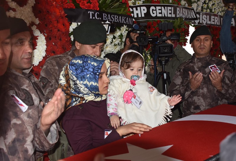 Şehit babasının zor görevi