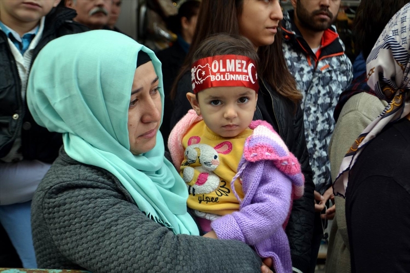 Şehit babasının zor görevi