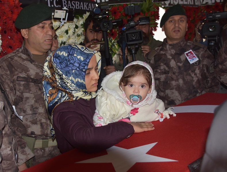 Şehit babasının zor görevi