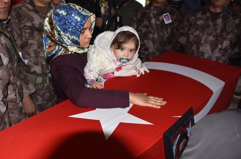 Şehit babasının zor görevi