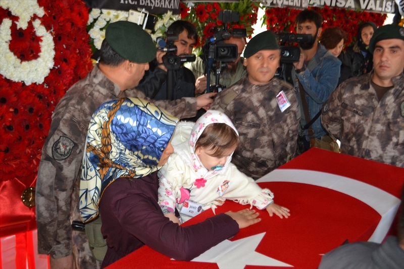 Şehit babasının zor görevi