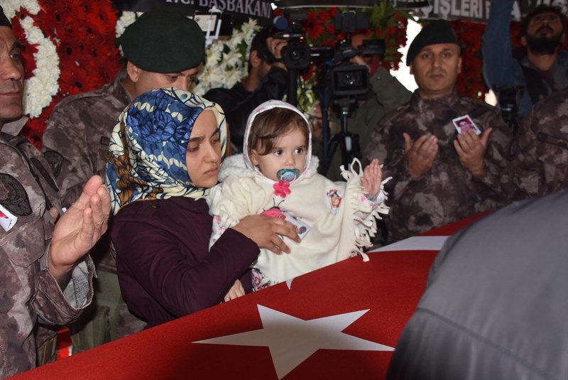 Şehit babasının zor görevi