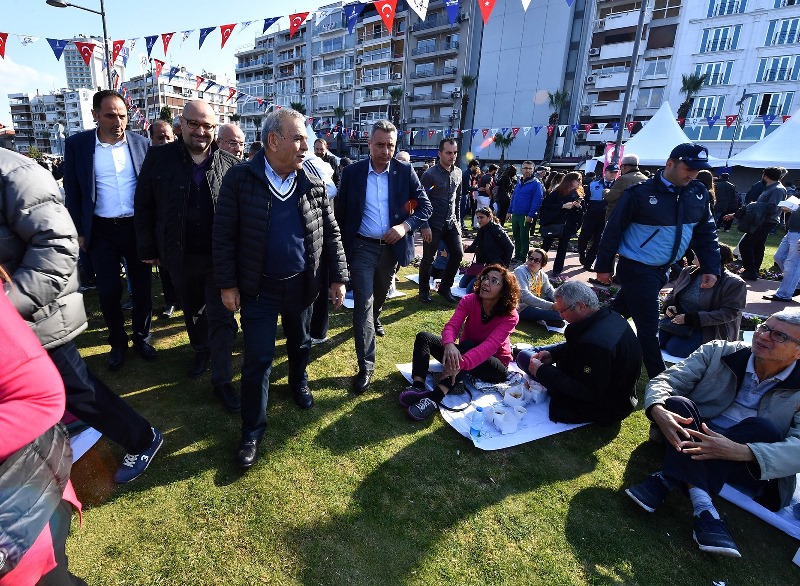 İzmirliler Gündoğdu'ya akın etti