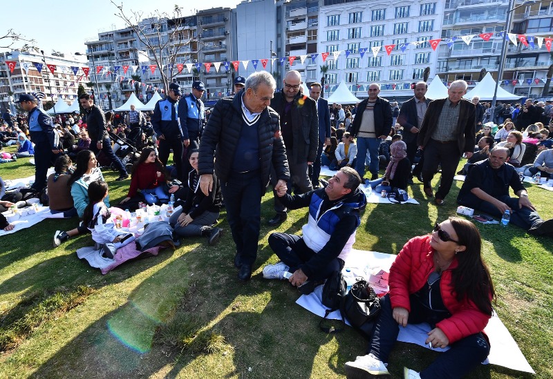 İzmirliler Gündoğdu'ya akın etti